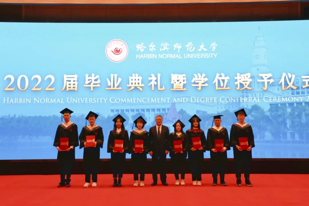 图 党委常委、纪委书记、省监委驻哈尔滨师范大学监察专员姜国庆为2022届优秀毕业生代表颁发荣誉证书