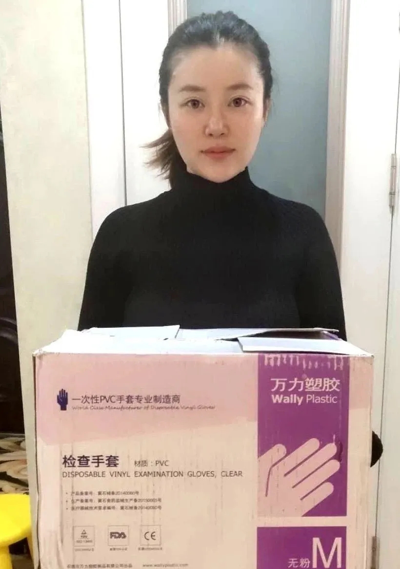 校友孟莹莹向学校捐赠手套
