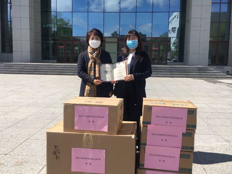 副校长臧淑英向薛淑敏校友颁发捐赠证书