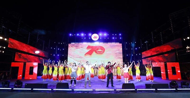 图 开场歌舞《今天是你的生日》