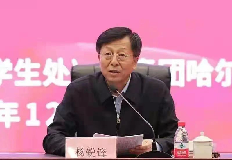 图 校党委副书记杨锐锋主持宣讲会