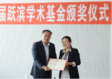图 姜跃滨为获奖教师颁发奖励证书