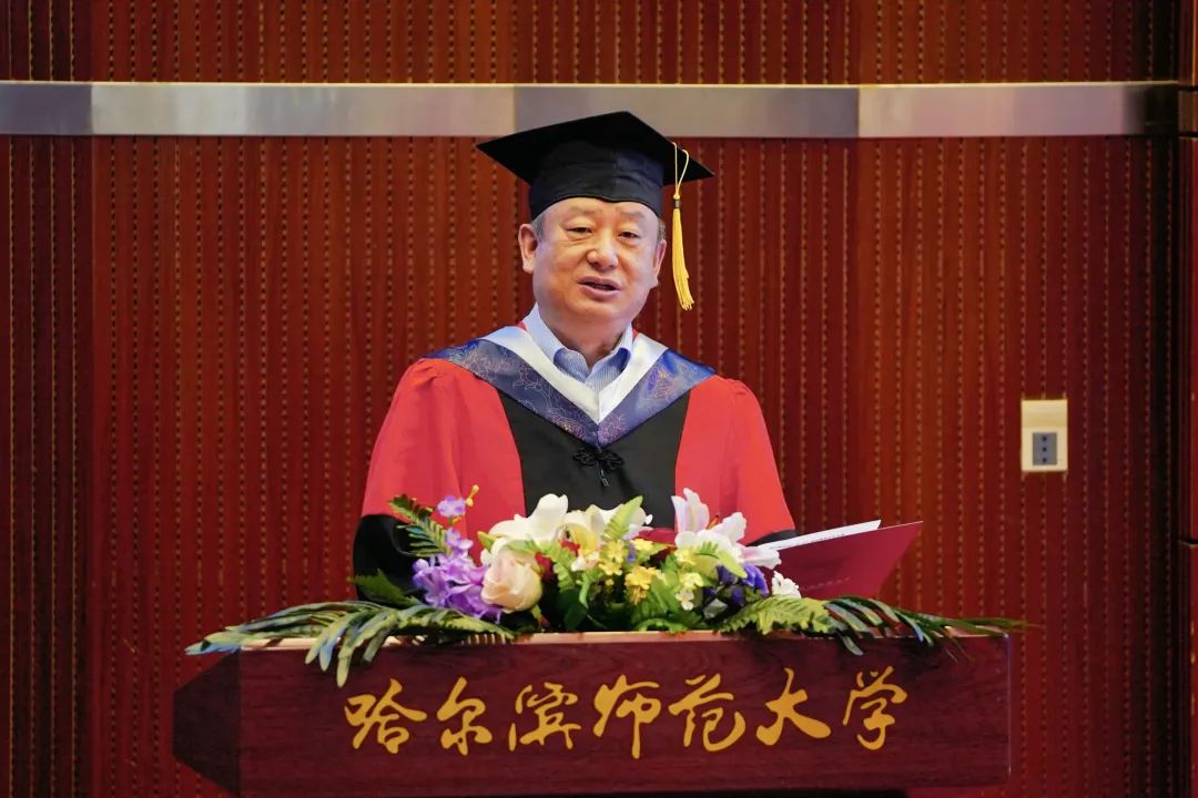 图 校学位评定委员会副主席、党委常委、副校长、博士生导师张喜田教授宣读2022届研究生优秀毕业生、本科生优秀毕业生名单