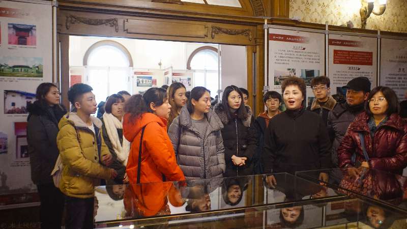 图 两位老师带领同学们参观纪念馆