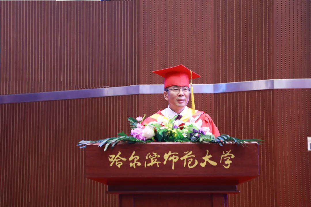 图 校学位评定委员会主席、校长、博士研究生导师孙立军教授致辞