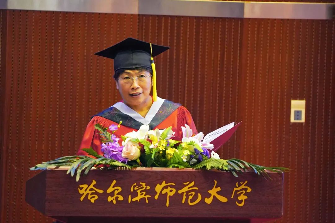 图校学位评定委员会副主席、副校长、博士生导师臧淑英教授宣读获得博士、硕士、学士学位的2022届毕业生名单