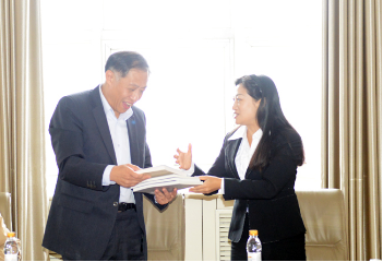 图 党委常委、副校长何晶代表学校将前三届基金资助后已出版的著作赠送给姜跃滨先生