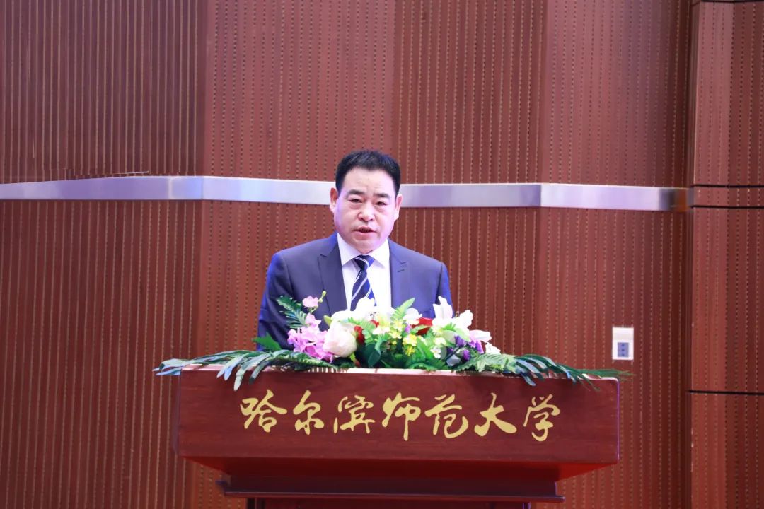 图党委常委、副校长马明主持毕业典礼