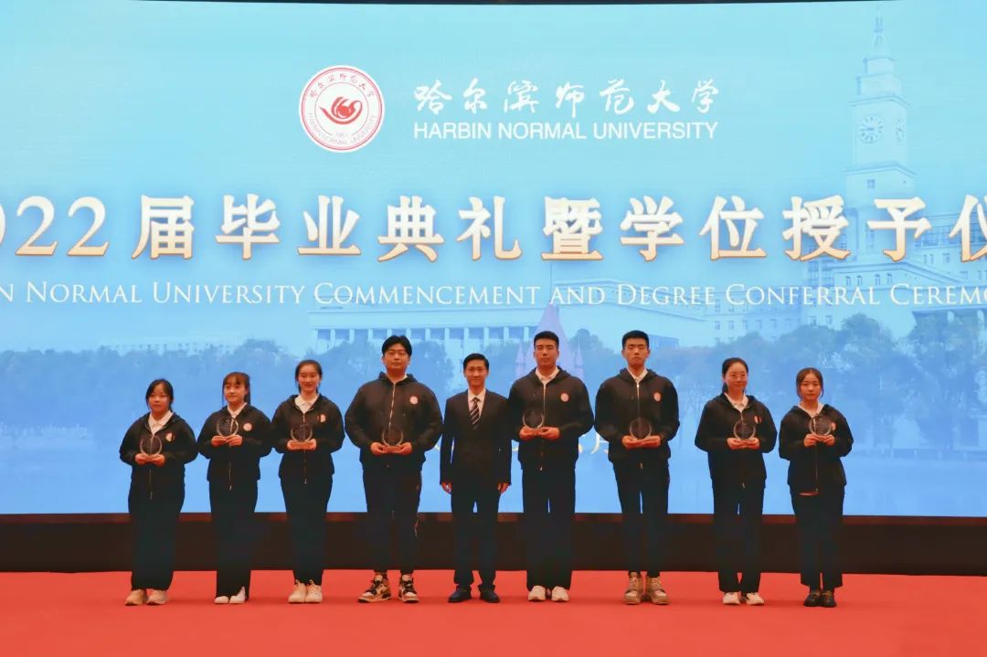 图党委常委、副校长王辉为“助力兴边富民计划”志愿者代表颁发纪念奖牌