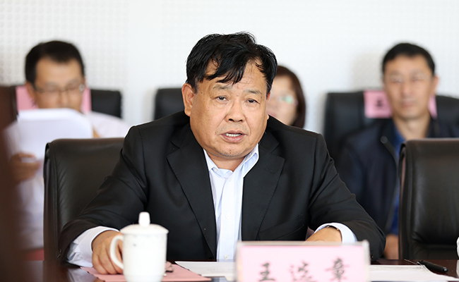 图 校长王选章在会上讲话