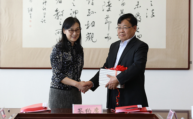 图 校长王选章代表学校接受陈春花教授向学校捐赠的一千册图书