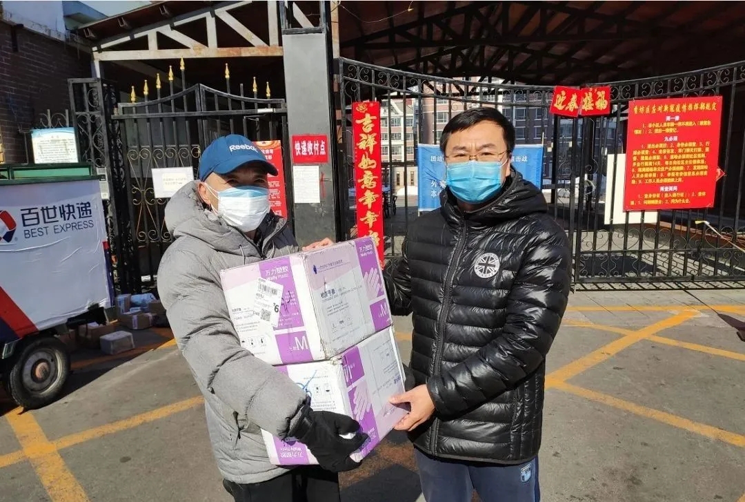 音乐学院闵凡生老师代表孟莹莹将捐赠的手套转交给学校