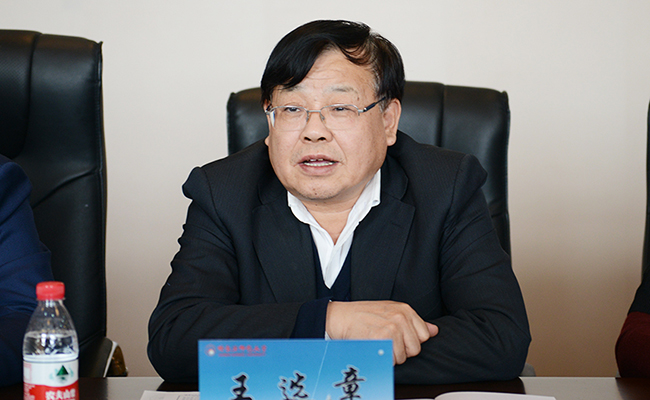 图 校长王选章在会上讲话