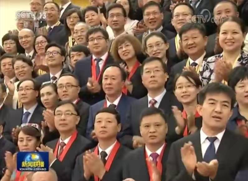 全国教育系统先进工作者郝文斌(二排左二)受到习近平总书记亲切接见