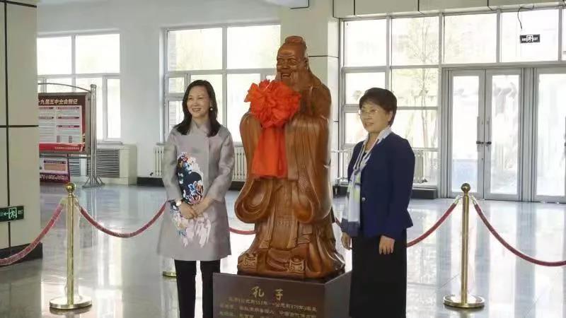 臧淑英、张莉共同为孔子像揭幕